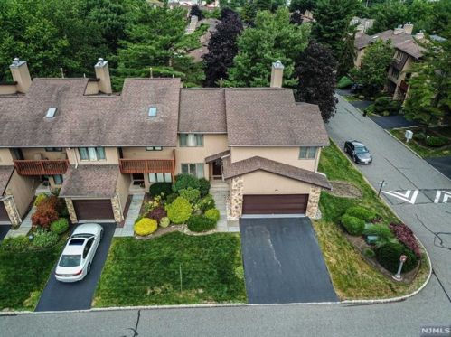 68 Woodland Dr, West Paterson NJ  07424-3707 exterior