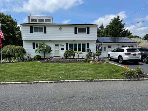 88 Cayuga Ave, Deer Park, NY 11729-2304