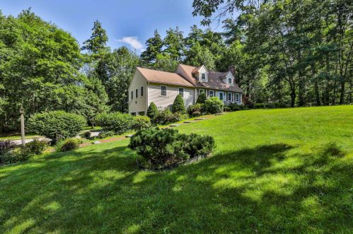 2 Coventry Ln, Londonderry, NH 03053-2576