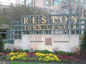 2308 Whitetail Ct, Herndon VA  20191-3018 exterior