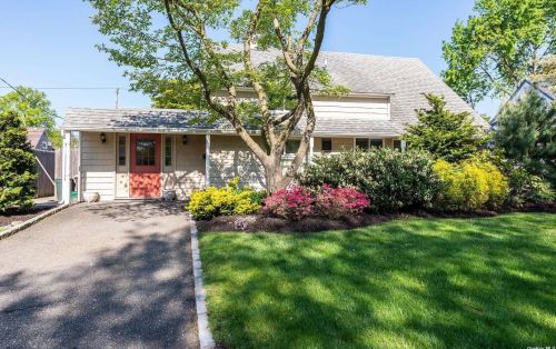 60 Mist Ln, Westbury, NY 11590-6310
