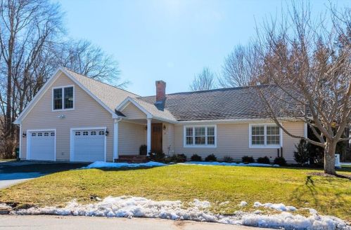 15 8th Ave, Waterford, CT 06385-1805