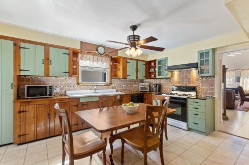 265 Oakwood Rd, Oakdale, NY 11769-1315