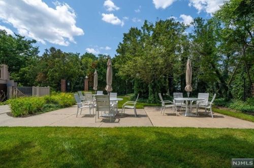 9 Lawrence Ct, Teaneck NJ  07666-6489 exterior