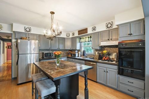 7 Stemmer Ln, Airmont, NY 10901-4304