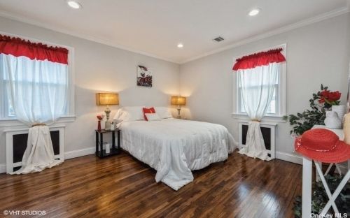 1805 Grant Ave, Seaford NY  11783-2318 exterior