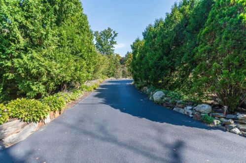 2 Park Ave, Sloatsburg, NY 10974-1402