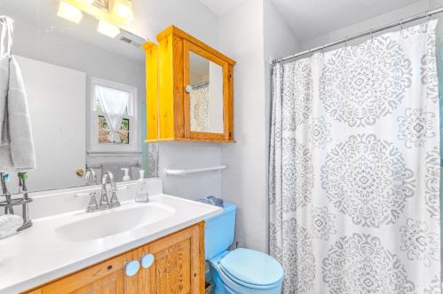 33 Rutledge Ct, East Brunswick NJ  08816-4020 exterior