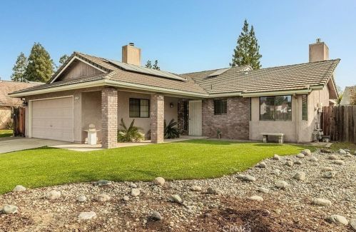 9326 Barton Ave, Fresno, CA 93720-4076