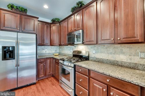 6857 Hartzell Hill Ln, Haymarket VA  20169-4944 exterior