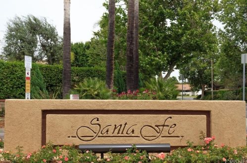23615 Del Monte Dr, Santa Clarita CA  91355-3385 exterior