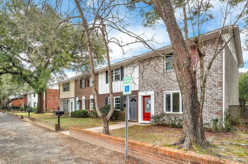 703 Center St, Mount Pleasant SC  29464-4902 exterior