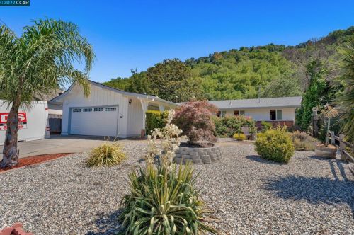 2390 Collins Ave, Pinole, CA 94564-1523