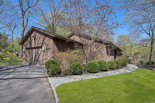 3 Banks Hill Rd, Pleasantville, NY 10570-2453