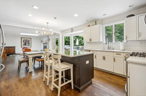 2 Old Farm Ct, West Nyack NY  10994-1210 exterior