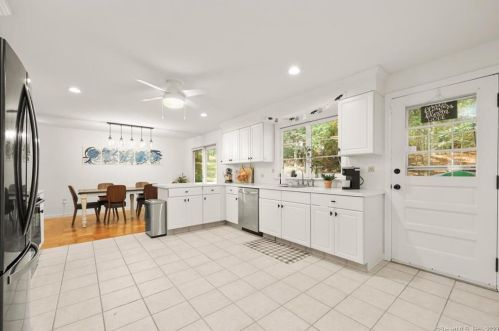 38 Hemlock Trl, Bridgeport CT  06611-3343 exterior