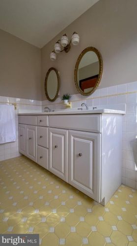 840 Timber Ln, Dresher PA 19025-1811 exterior