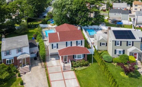 26 Barbara St, Floral Park, NY 11003-3604