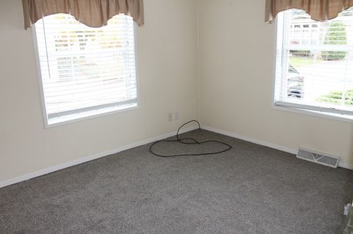 221 Rock Lake Dr, Zelienople PA  16063-8901 exterior