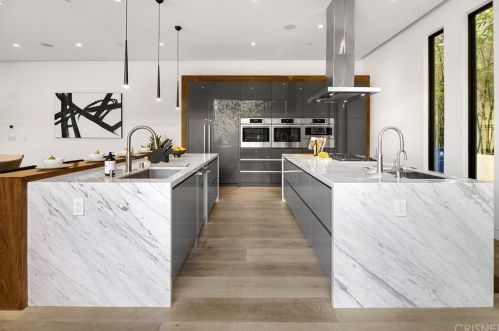 15245 Greenleaf St, Van Nuys CA 91403-4010 exterior