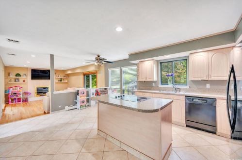 3 Hyanis Ct, Mount Sinai NY  11766-1809 exterior