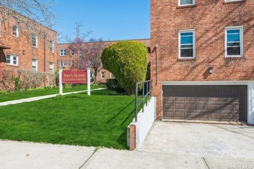 275 Maple Ave, Rockville Centre NY  11570-4323 exterior