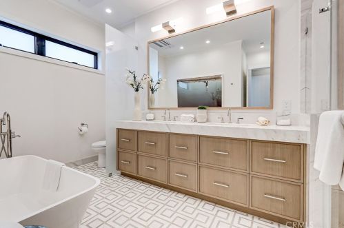413 Bayview Dr, Manhattan Beach CA  90266-5717 exterior