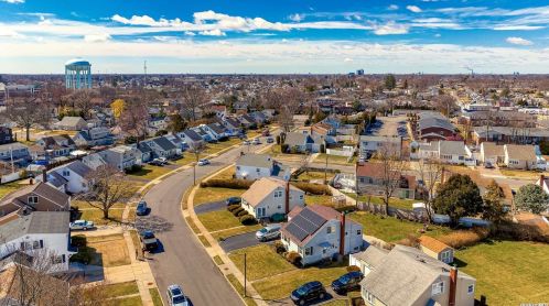 23 Corona Dr, Bethpage NY  11714-4547 exterior