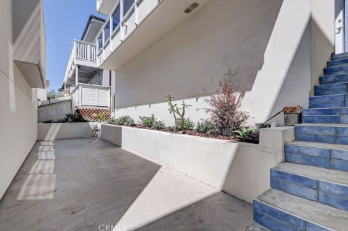 3302 Manhattan Ave, Manhattan Beach CA  90266-3839 exterior