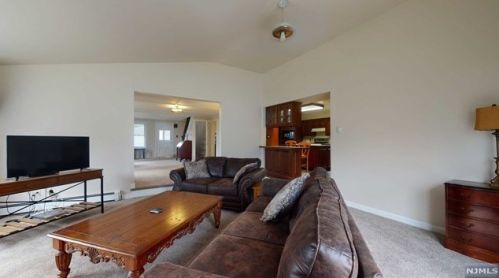 3 Ackerson Rd, Allendale NJ  07401-1301 exterior