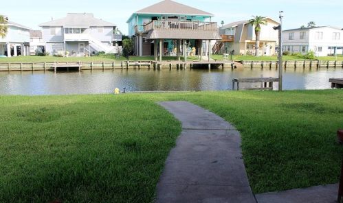 34 Dolphin St, Hitchcock, TX 77563-2581