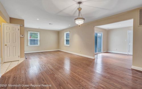 13 Jennings Ct, East Freehold NJ  07728-4320 exterior