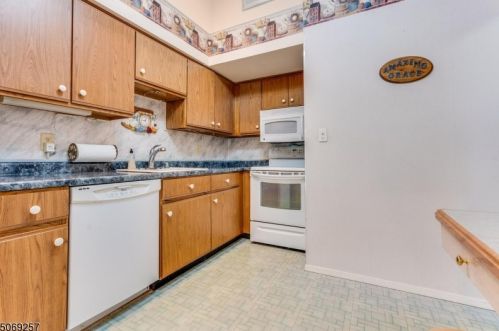 6 Summit Ct, Annandale NJ  08801-1501 exterior