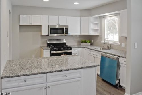 21 Clover Hill Dr, Roxbury Township NJ  07836-9557 exterior