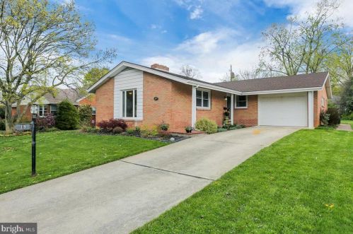 19 Columbia Dr, Camp Hill PA  17011-7636 exterior