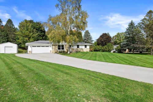 387 Lake Five Dr, Colgate, WI 53017-9745