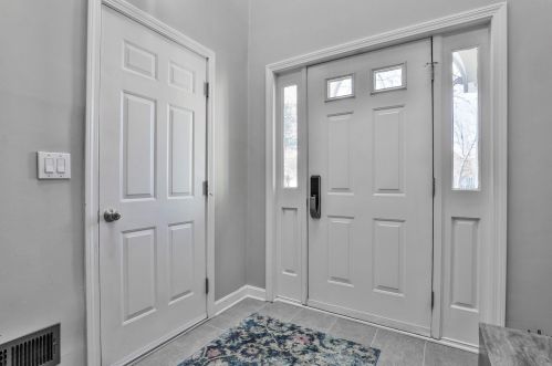 33 Hawthorne Vlg Rd, Nashua NH 03062-2274 exterior