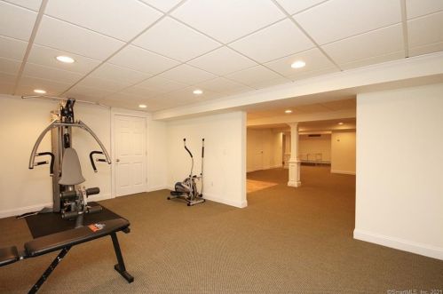 26 Oak Knoll Rd, Ridgefield CT  06877-4334 exterior