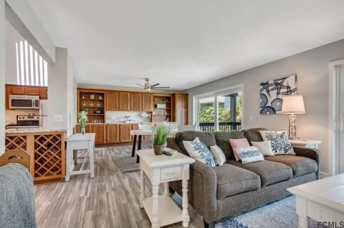 716 Central Ave, Flagler Beach, FL 32136-3338
