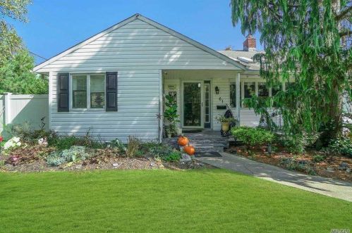 61 Clinton Ave, Bayshore, NY 11706-8604