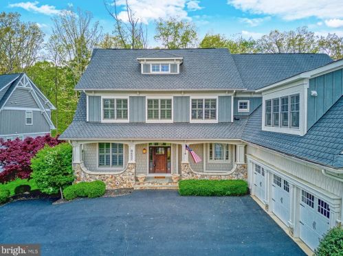 8452 Bearhurst Dr, Gainesville, VA 20155-3883