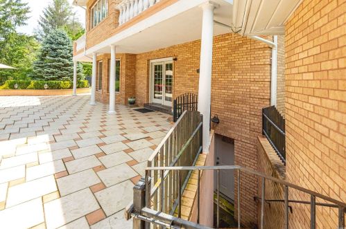 18 Linden Ln, Westbury NY  11568-1610 exterior