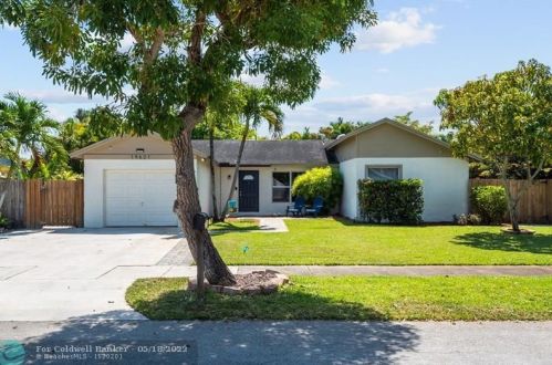 19621 58th Ave, Hialeah, FL 33015-4909