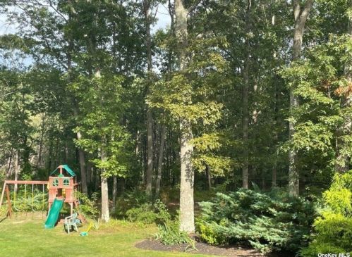 15 Ramblewood Rd, Shoreham NY  11786-2301 exterior