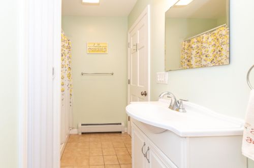 8 Canter Ct, Nashua NH  03063-2929 exterior