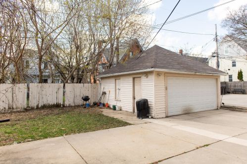 2575 Murray Ave, Milwaukee, WI 53211-3923