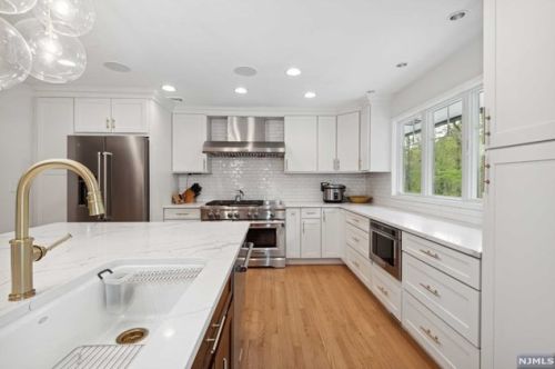 1 Springwood Ter, Kinnelon NJ  07405-2166 exterior