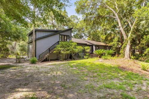 124 Sparrow Dr, Isle Of Palms SC  29451-2514 exterior