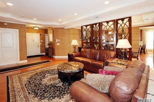 284 Roosevelt Way, Westbury, NY 11590-6700