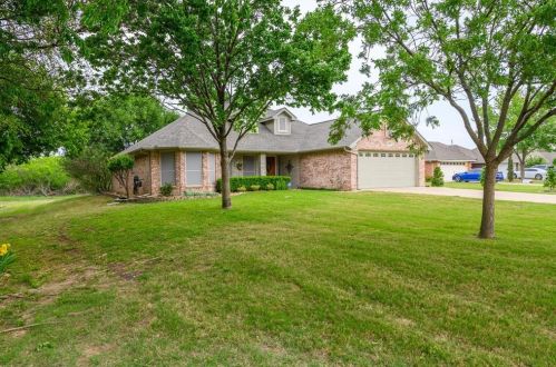 2812 Stephen Dr, Denton, TX 76207-1137